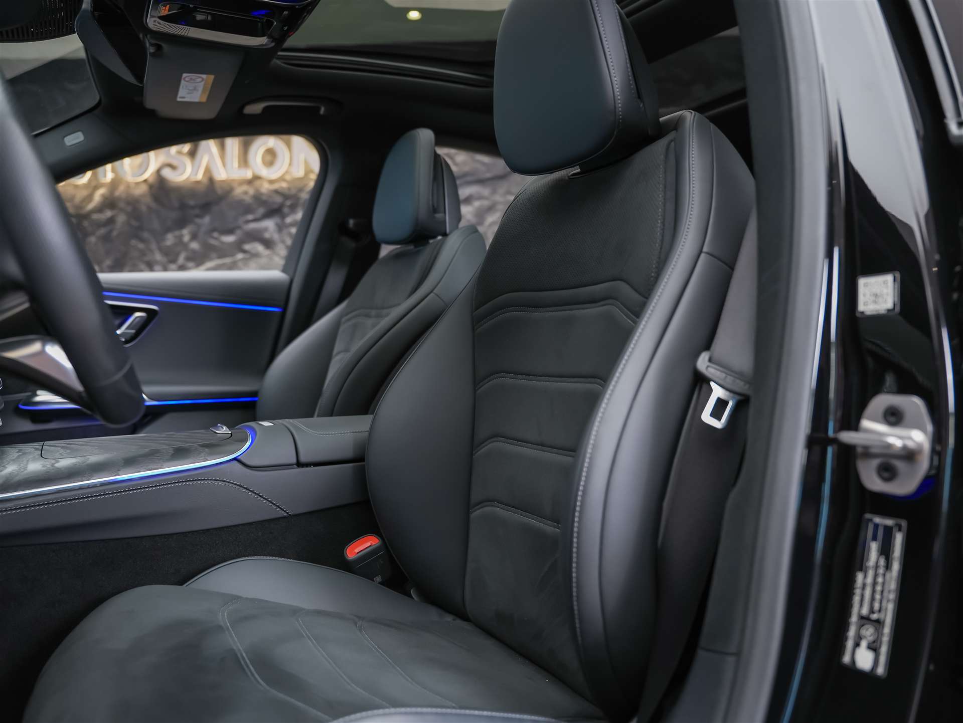 MERCEDES-BENZ E 220 d AMG Line-image-9