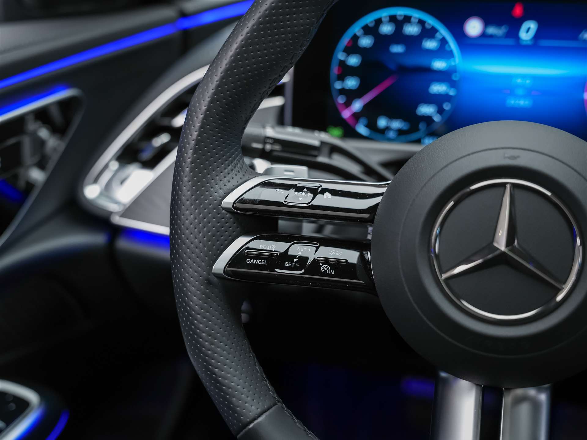 MERCEDES-BENZ E 220 d AMG Line *Werksgarantie*21" Felgen*Panorama*Abstandsregler*-image-27