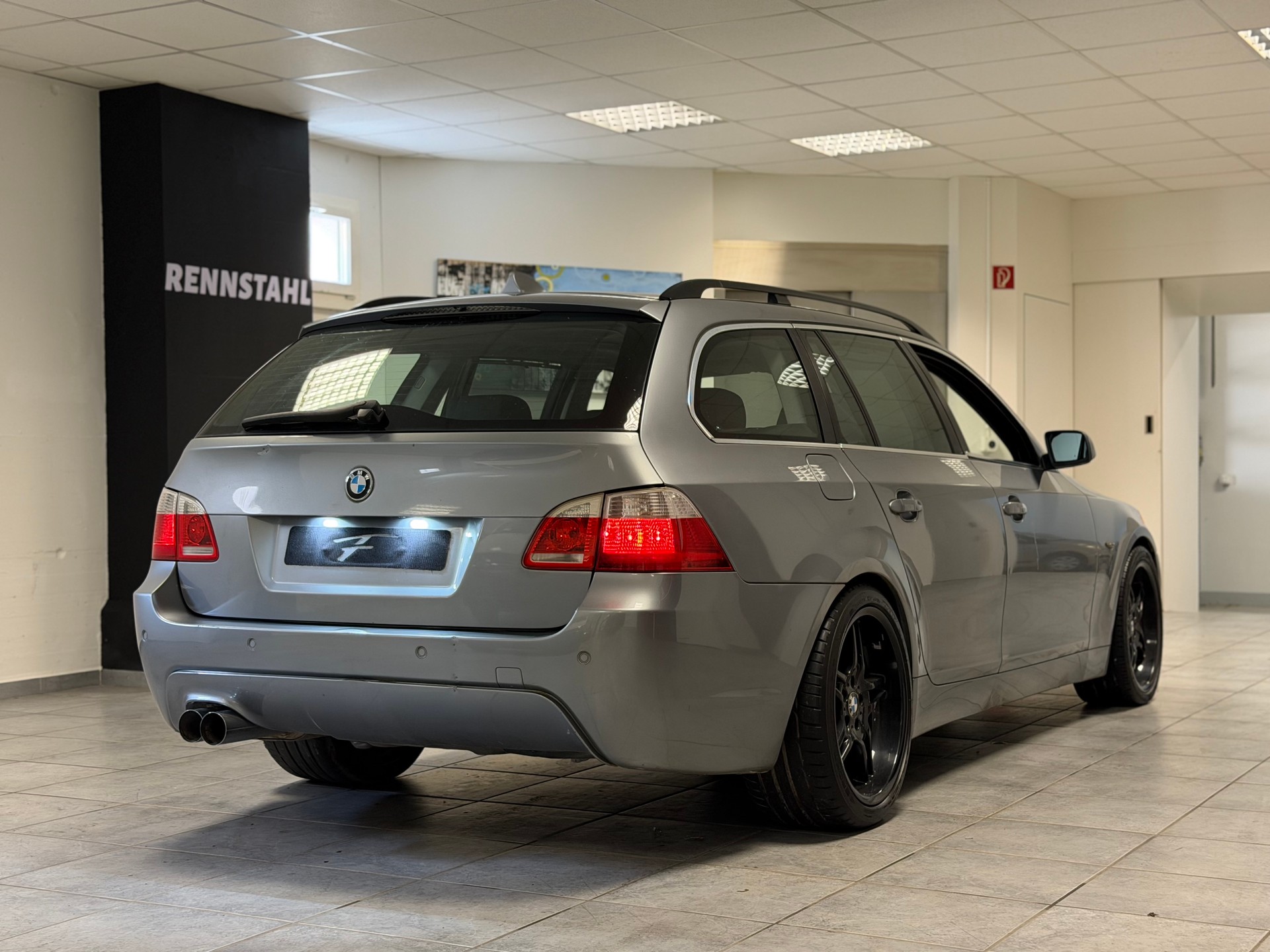 BMW 530xi Touring-image-11