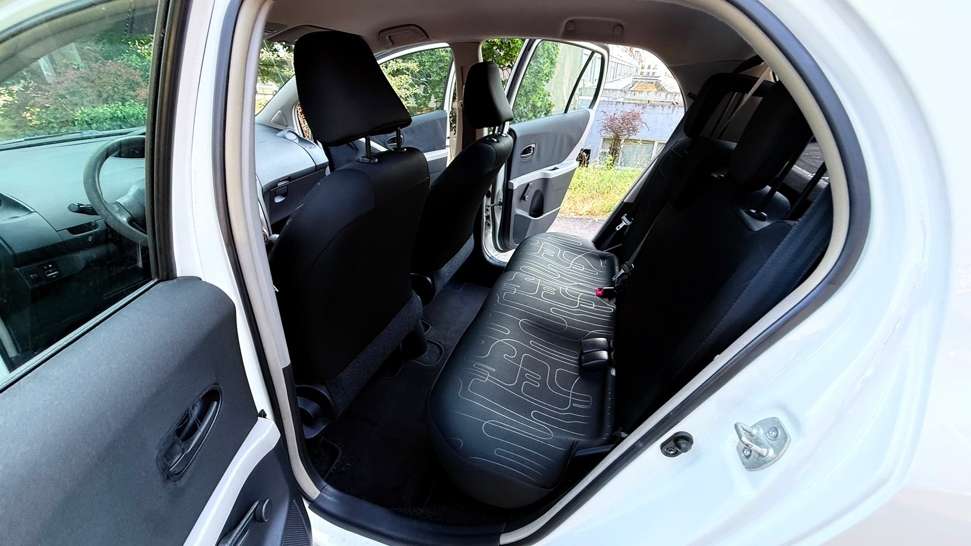 TOYOTA Yaris 1.0 Linea Terra-image-9