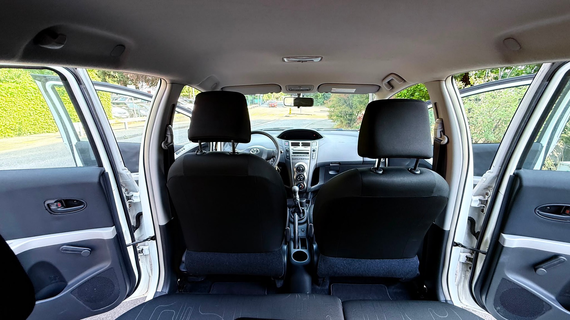 TOYOTA Yaris 1.0 Linea Terra-image-10