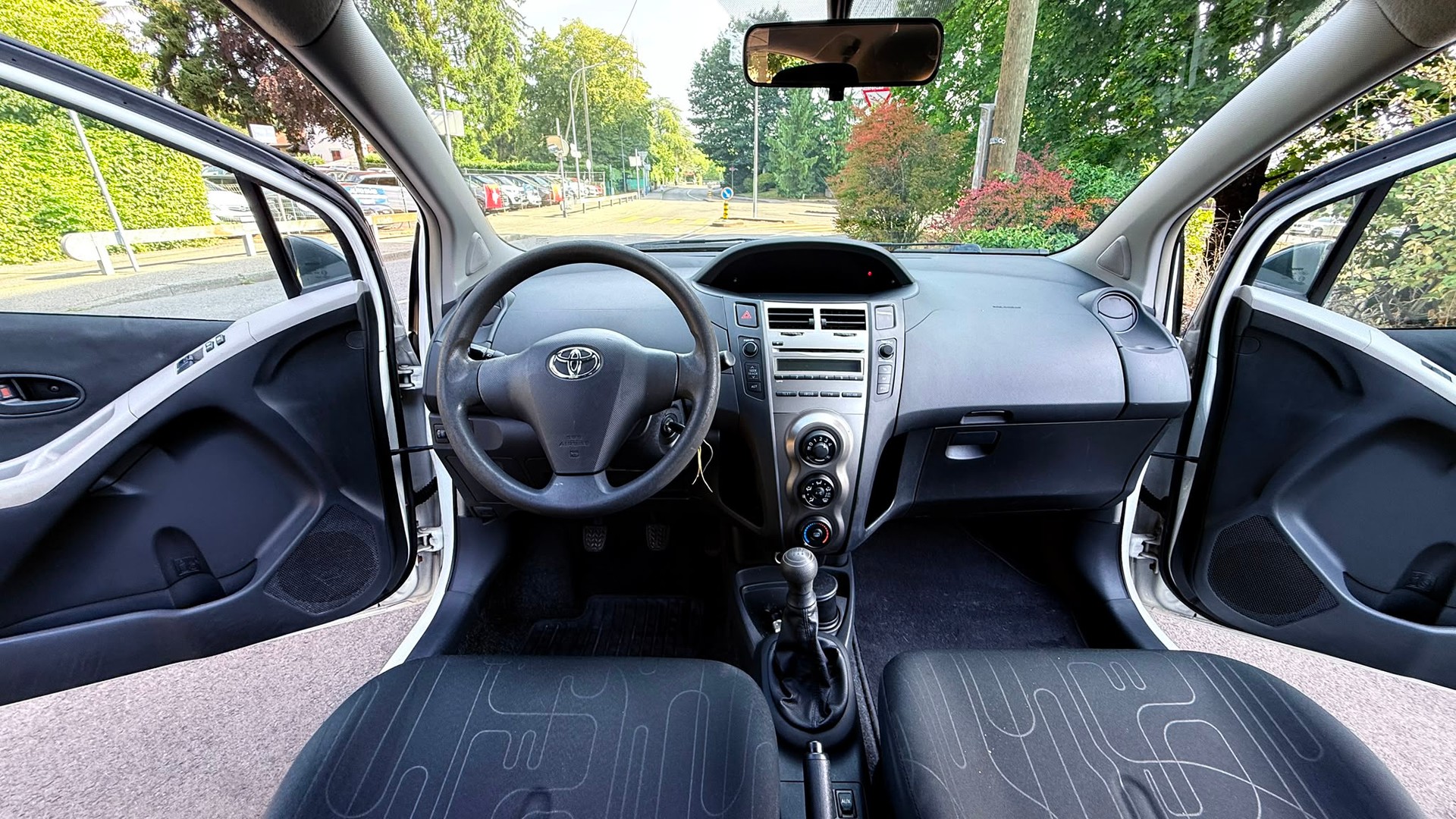 TOYOTA Yaris 1.0 Linea Terra-image-8