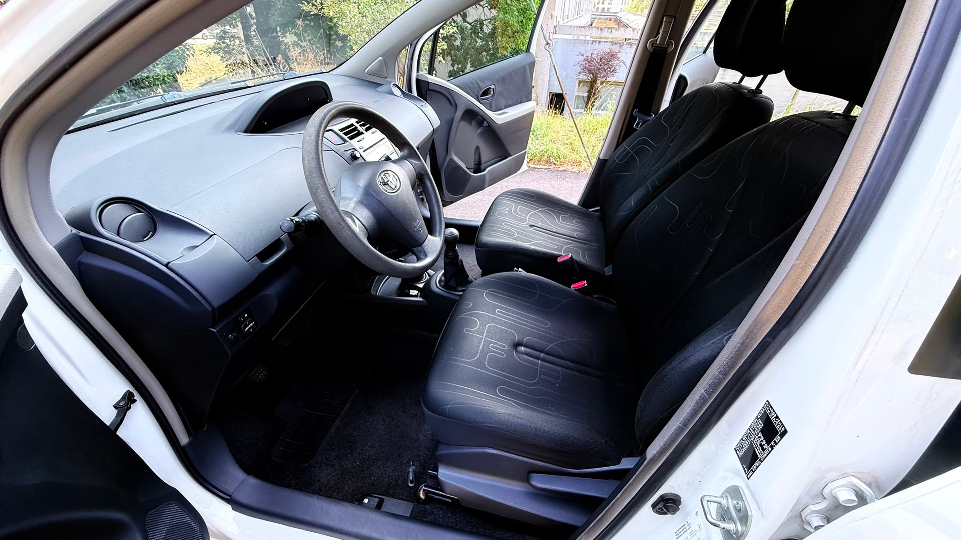TOYOTA Yaris 1.0 Linea Terra-image-6