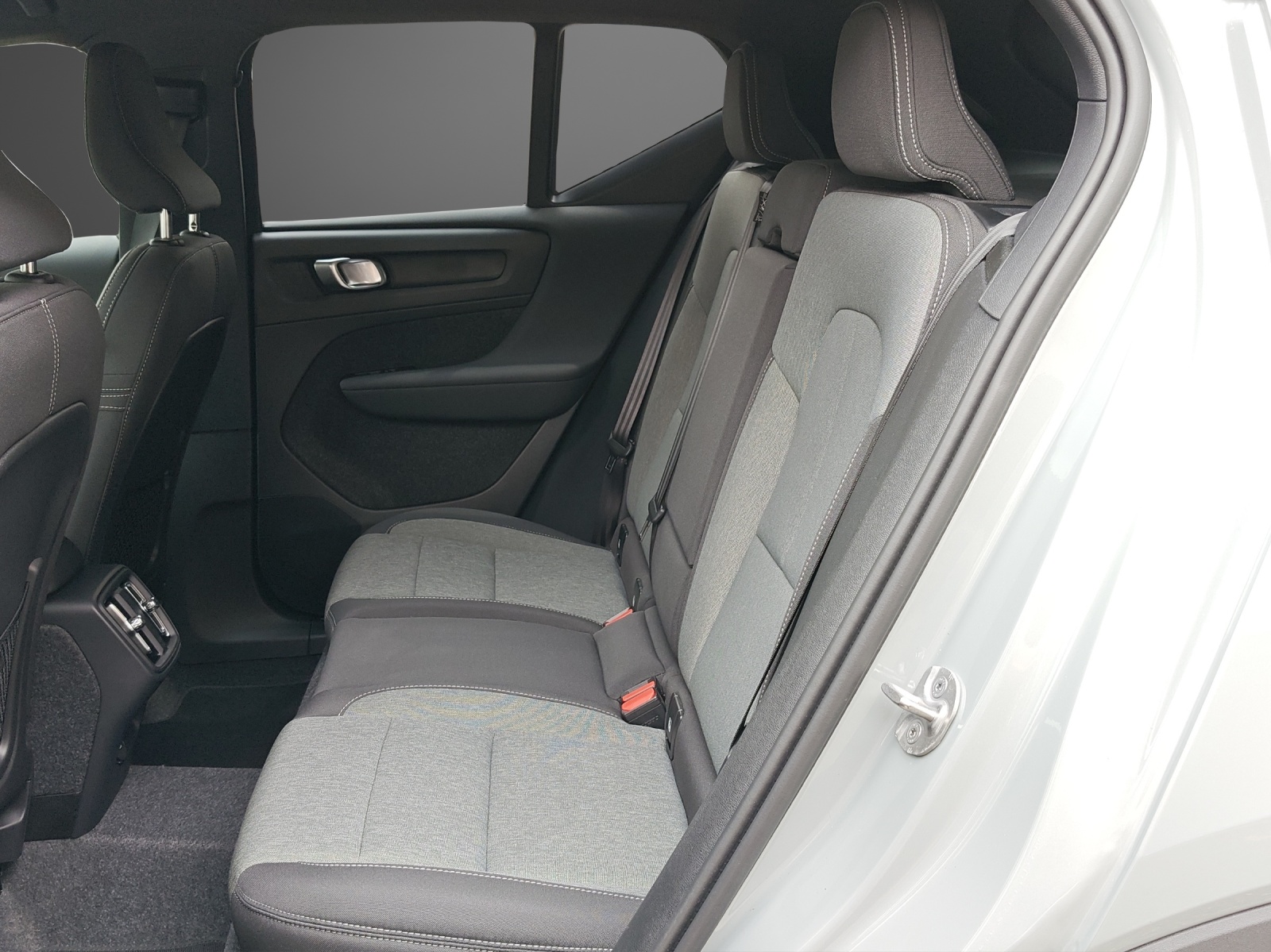 VOLVO XC40 B3 Benzin Mild Hybrid Core DCT-image-12