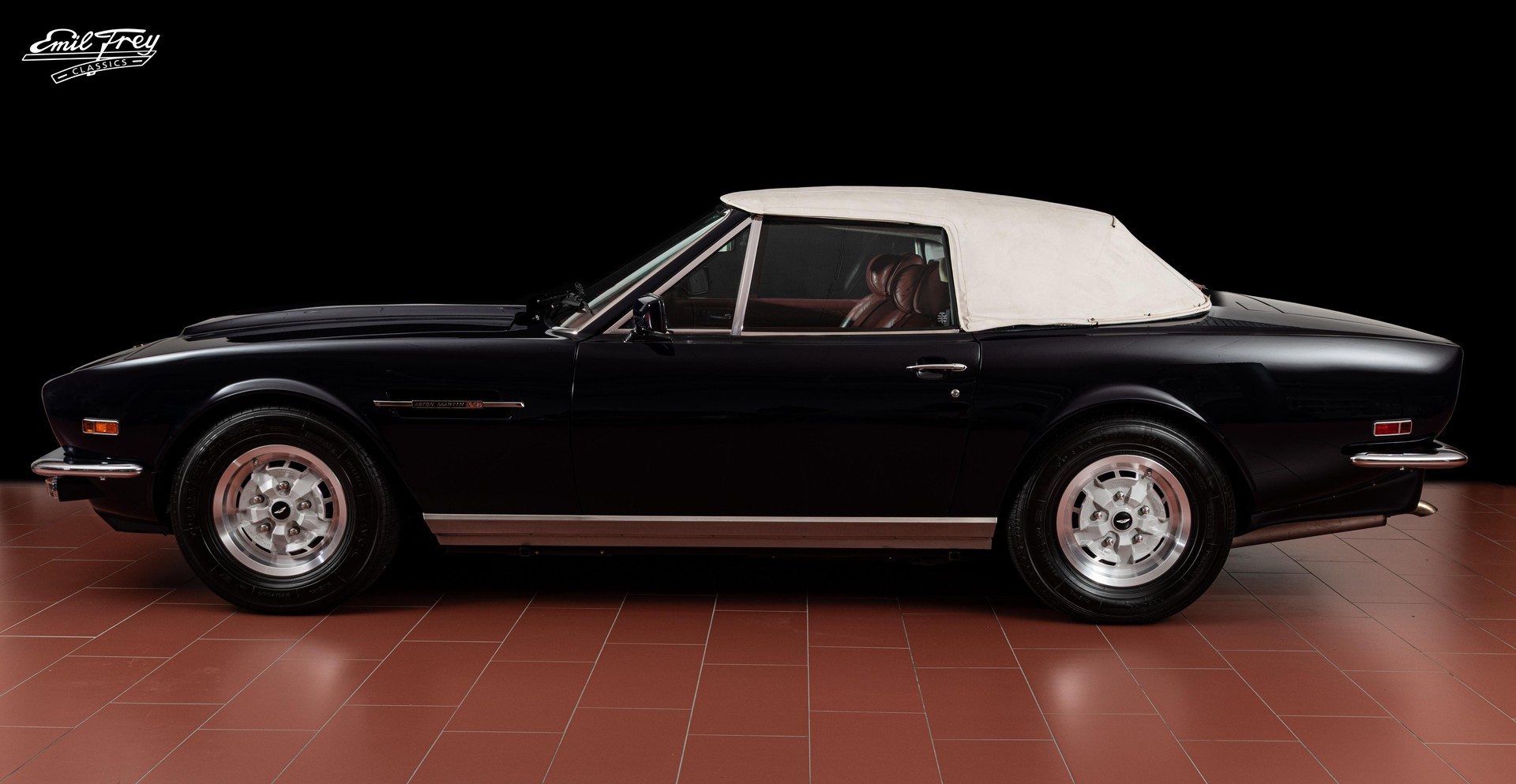 ASTON MARTIN Volante-showroom-element-3