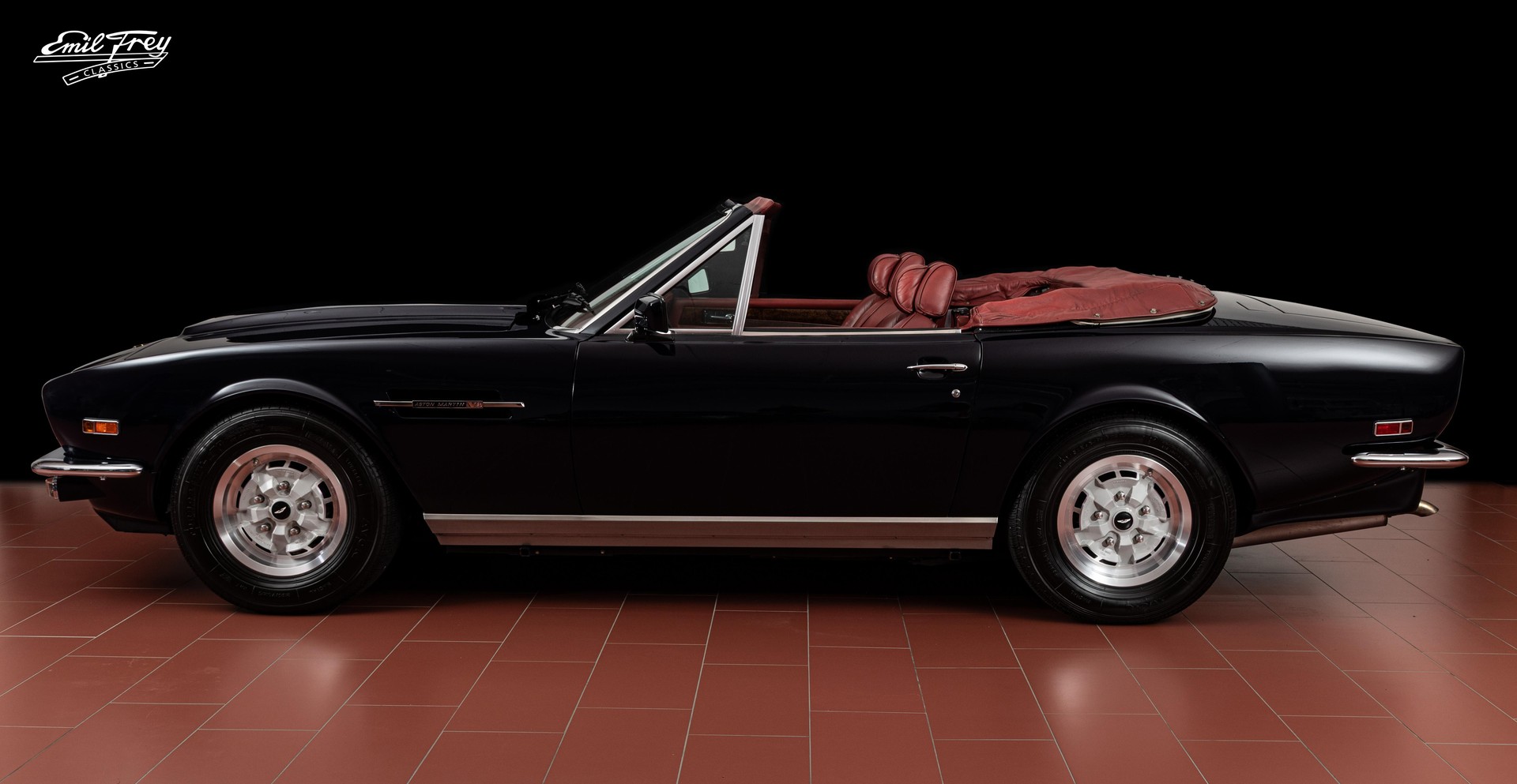 ASTON MARTIN Volante-showroom-element-1
