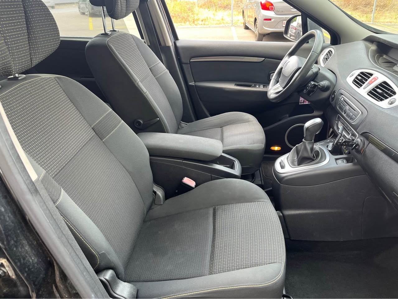 RENAULT Grand Scénic 2.0 16V Dynamique X-Tronic CVT-image-9