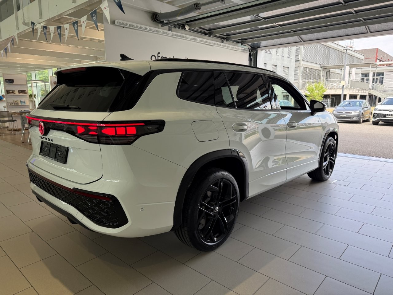 VW Tayron 2.0 TSI R-Line Plus DSG 4Motion-image-1