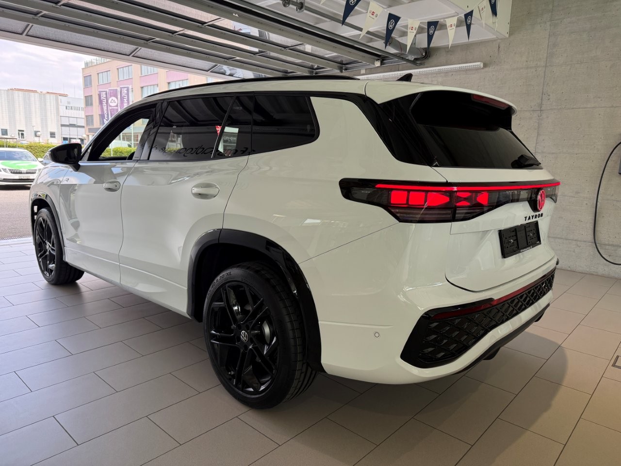 VW Tayron 2.0 TSI R-Line Plus DSG 4Motion-image-2