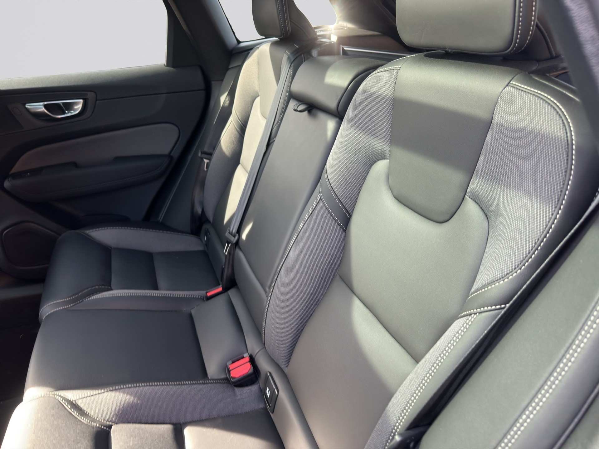 VOLVO XC60 B5 Benzin Mild Hybrid AWD Plus Black Edition-image-7