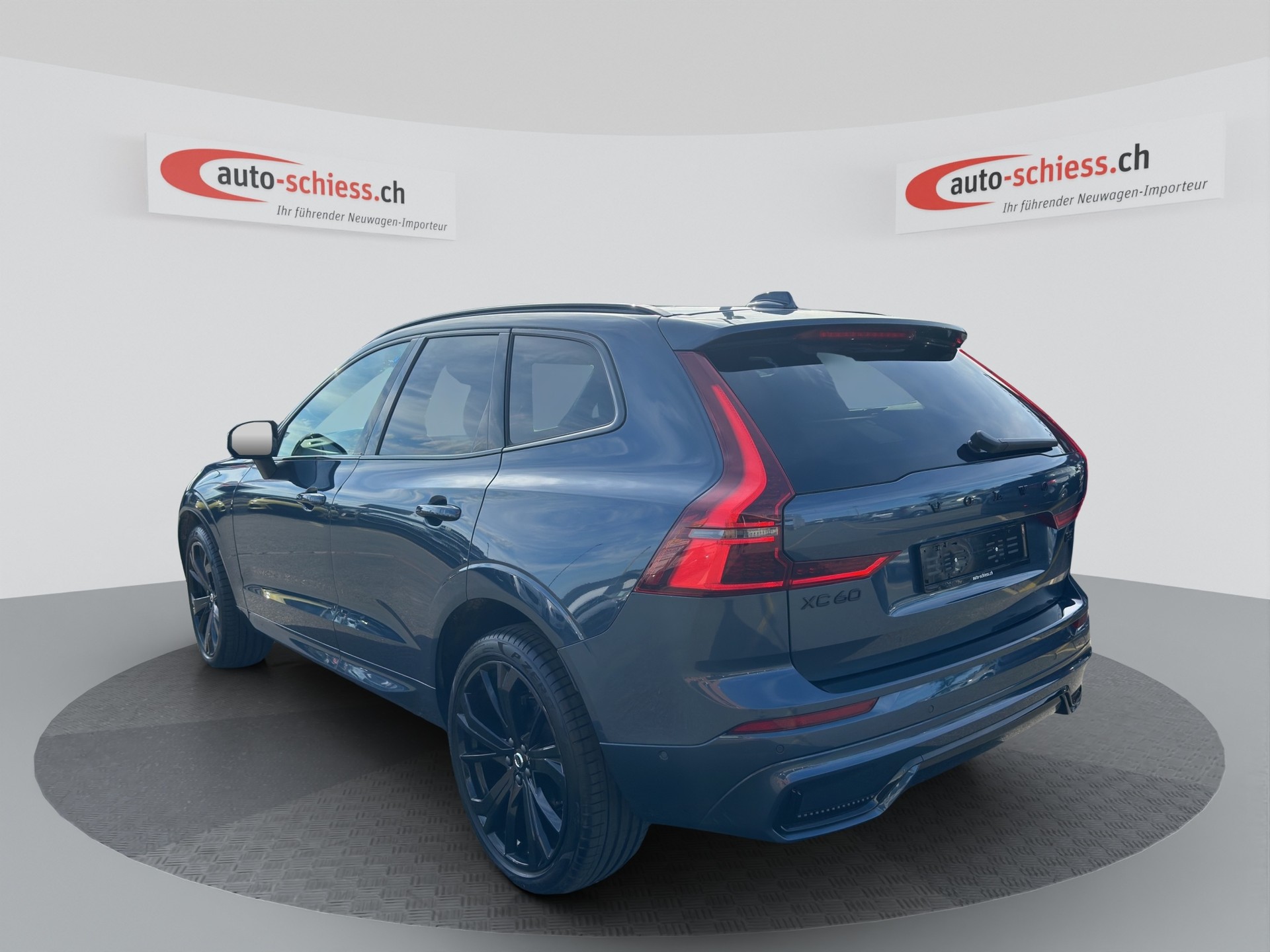 VOLVO XC60 B5 Benzin Mild Hybrid AWD Plus Black Edition-image-2
