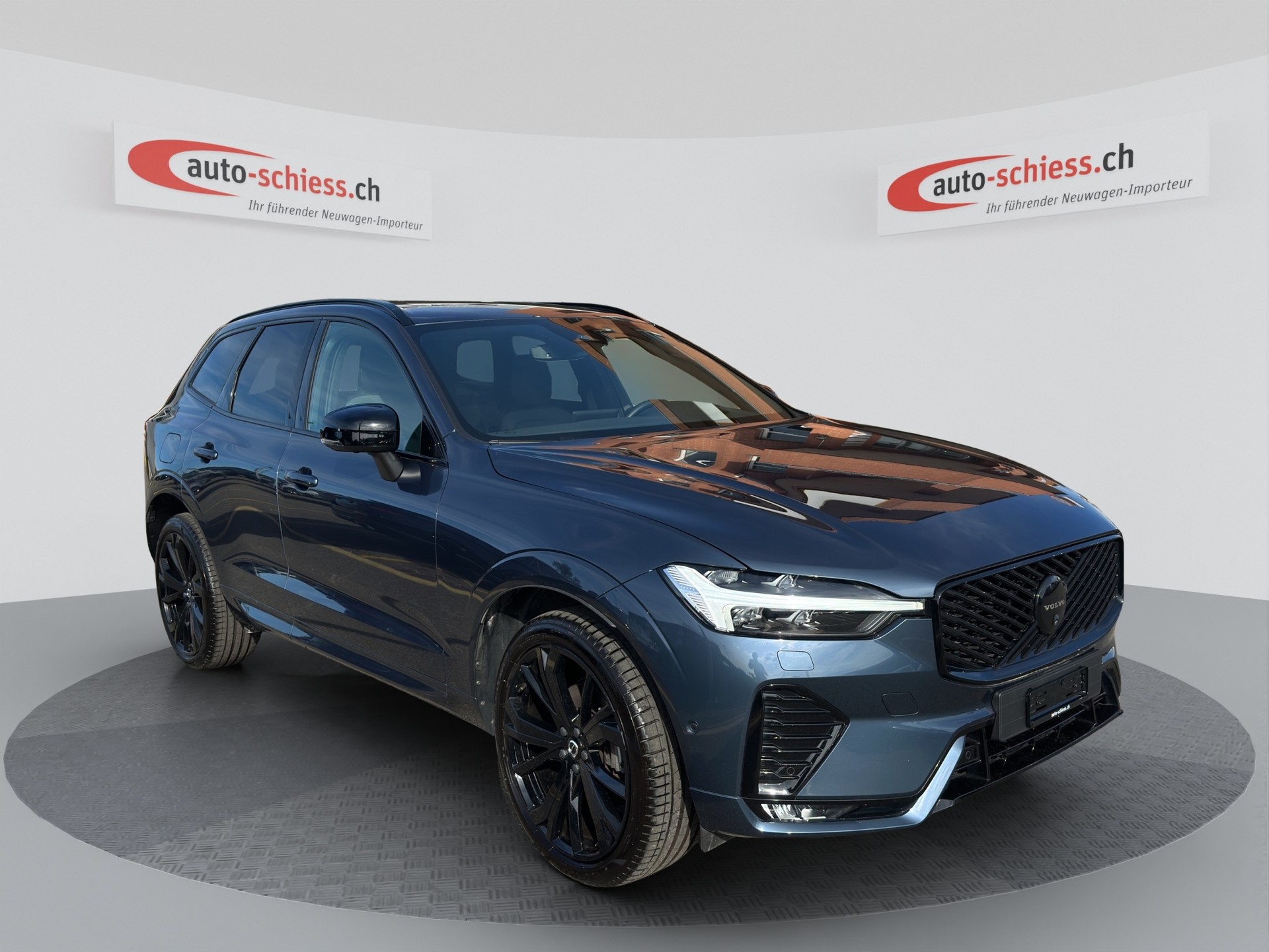 VOLVO XC60 B5 Benzin Mild Hybrid AWD Plus Black Edition-image-0