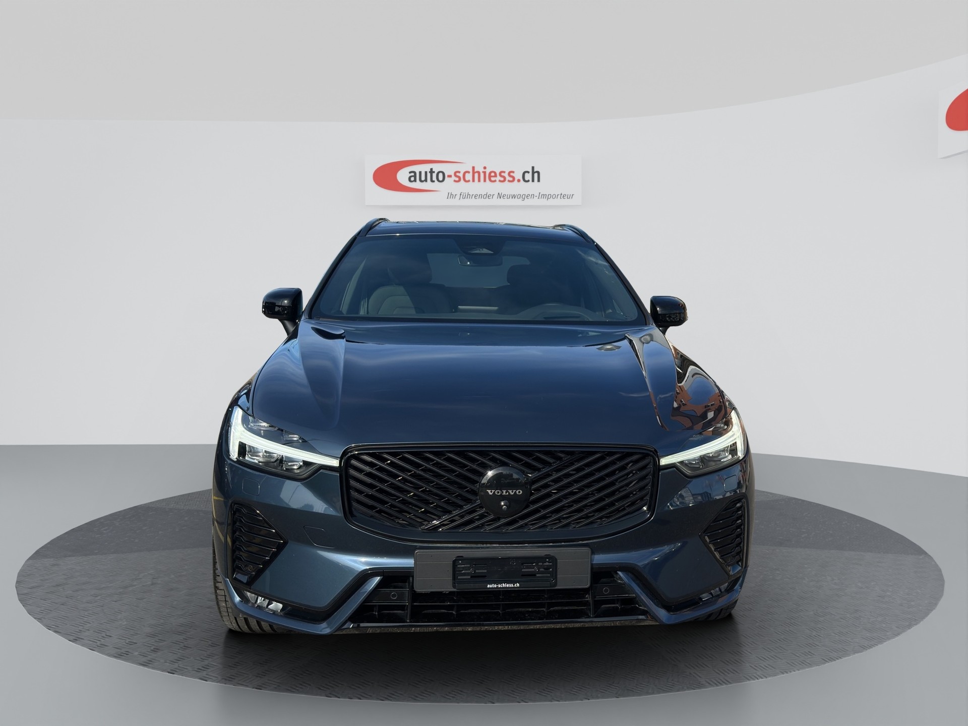 VOLVO XC60 B5 Benzin Mild Hybrid AWD Plus Black Edition-image-3