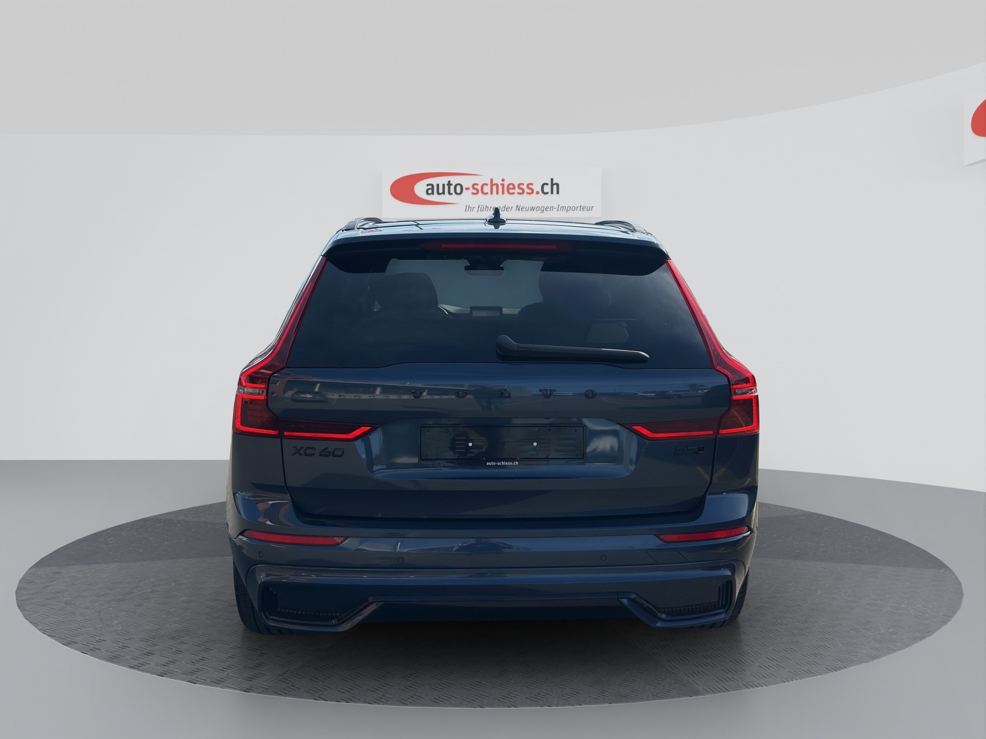 VOLVO XC60 B5 Benzin Mild Hybrid AWD Plus Black Edition-image-1