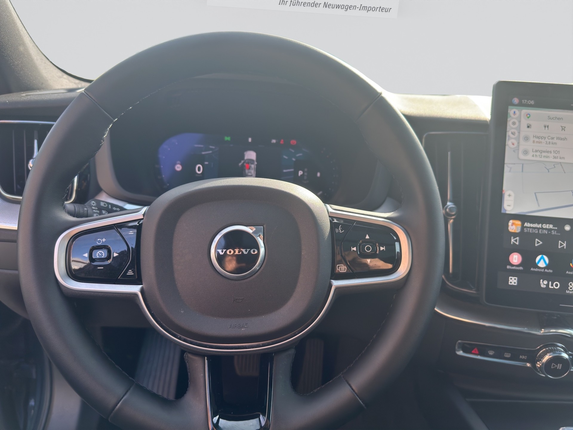 VOLVO XC60 B5 Benzin Mild Hybrid AWD Plus Black Edition-image-10