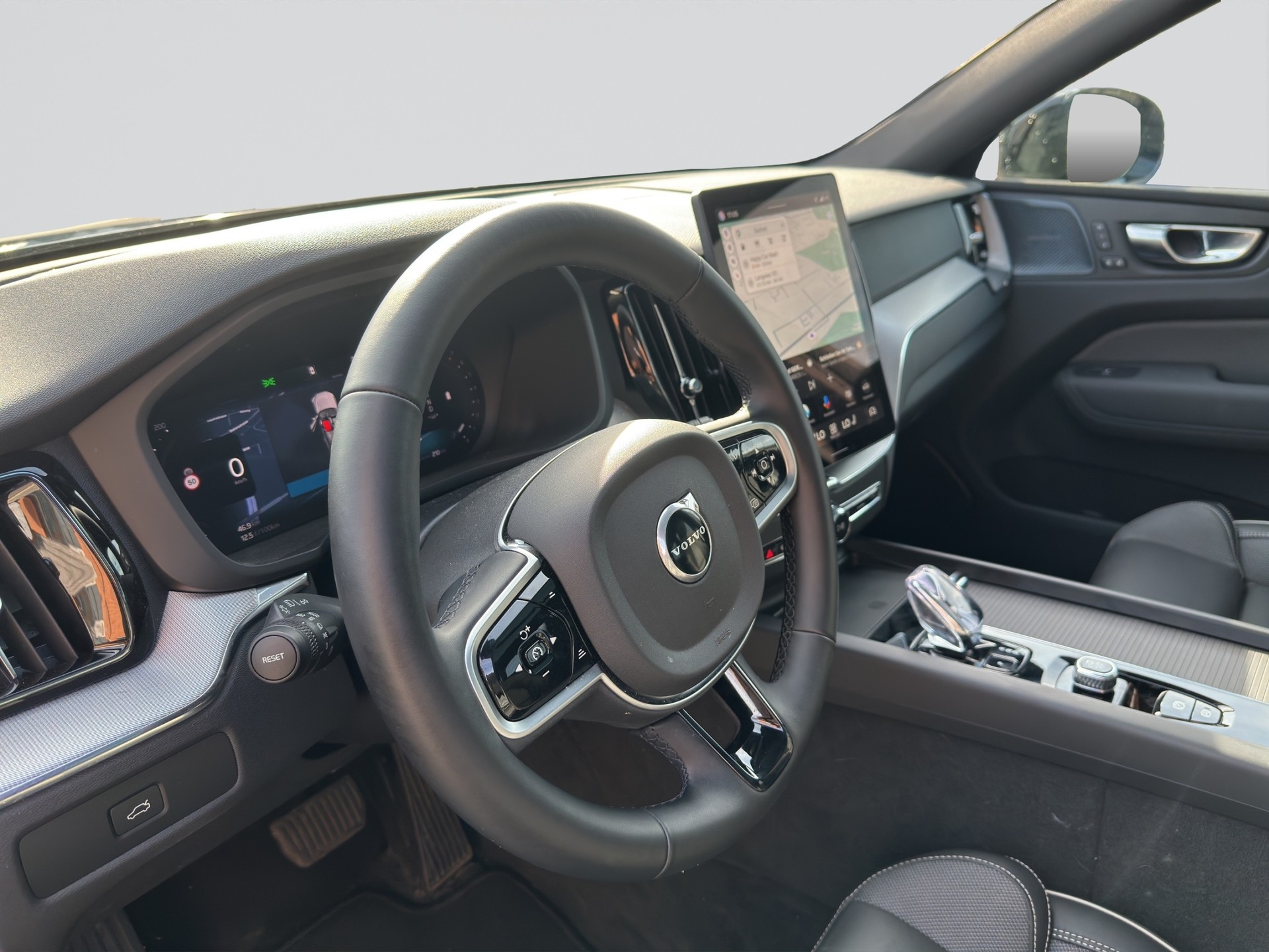 VOLVO XC60 B5 Benzin Mild Hybrid AWD Plus Black Edition-image-6