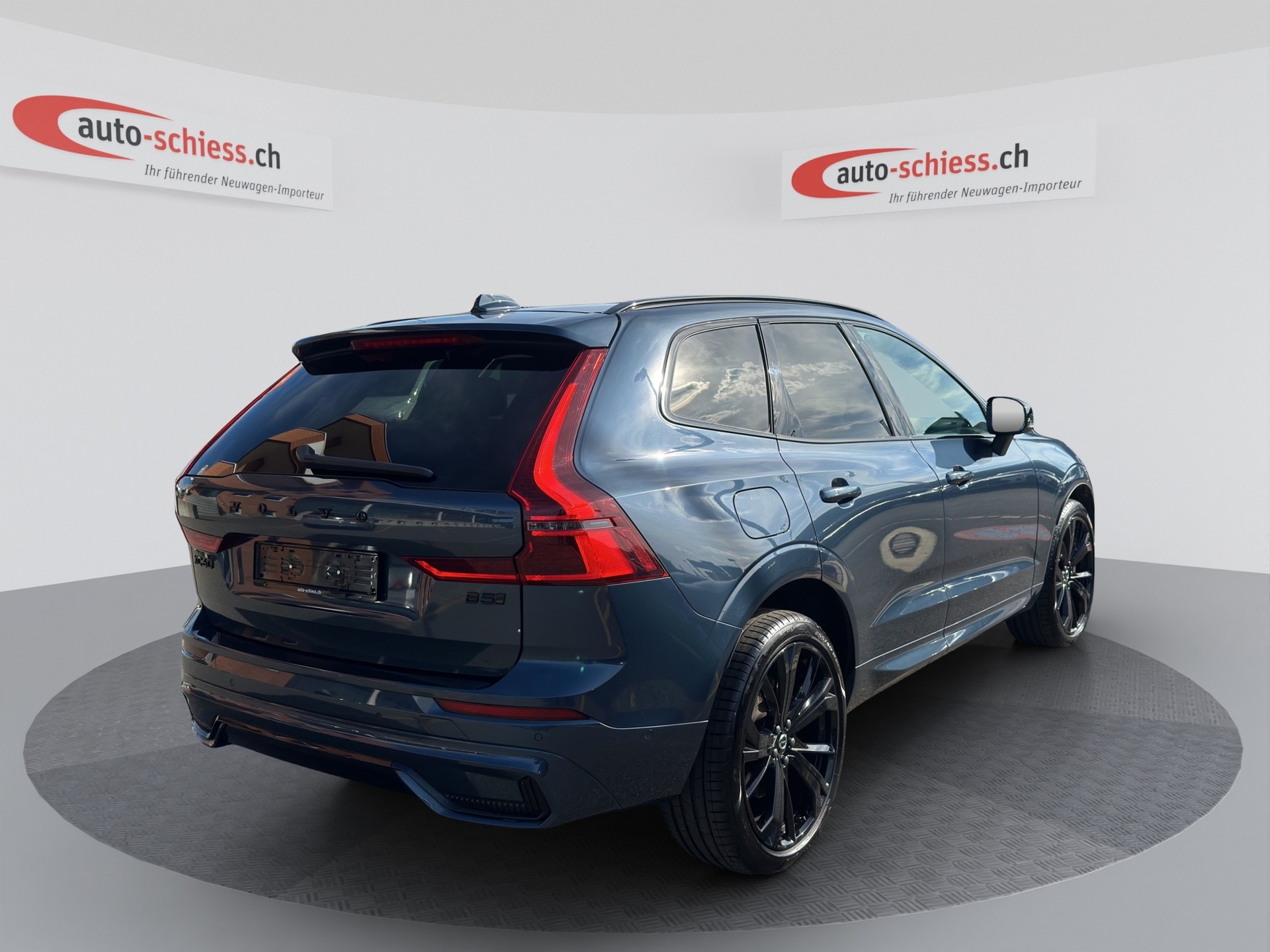 VOLVO XC60 B5 Benzin Mild Hybrid AWD Plus Black Edition-image-4