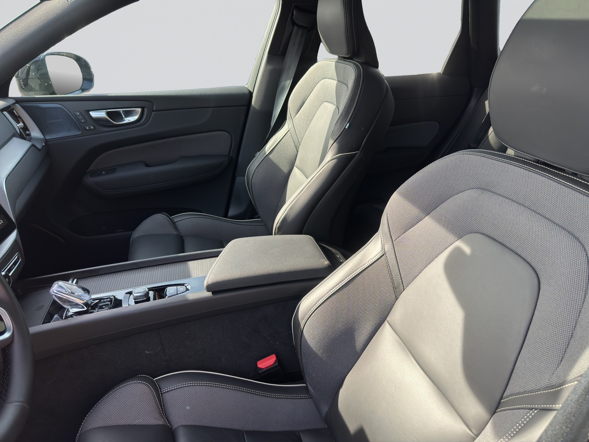 VOLVO XC60 B5 Benzin Mild Hybrid AWD Plus Black Edition-image-4