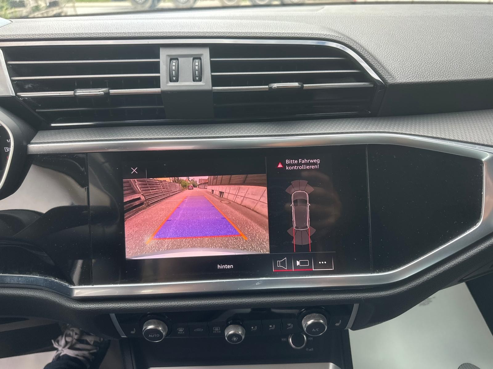 AUDI Q3 40 TFSI advanced quattro S-tronic-image-11