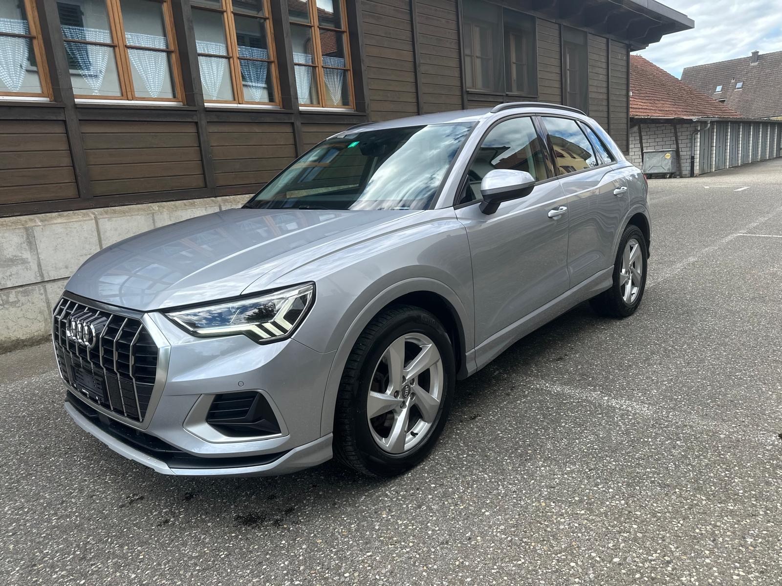 AUDI Q3 40 TFSI advanced quattro S-tronic-image-1