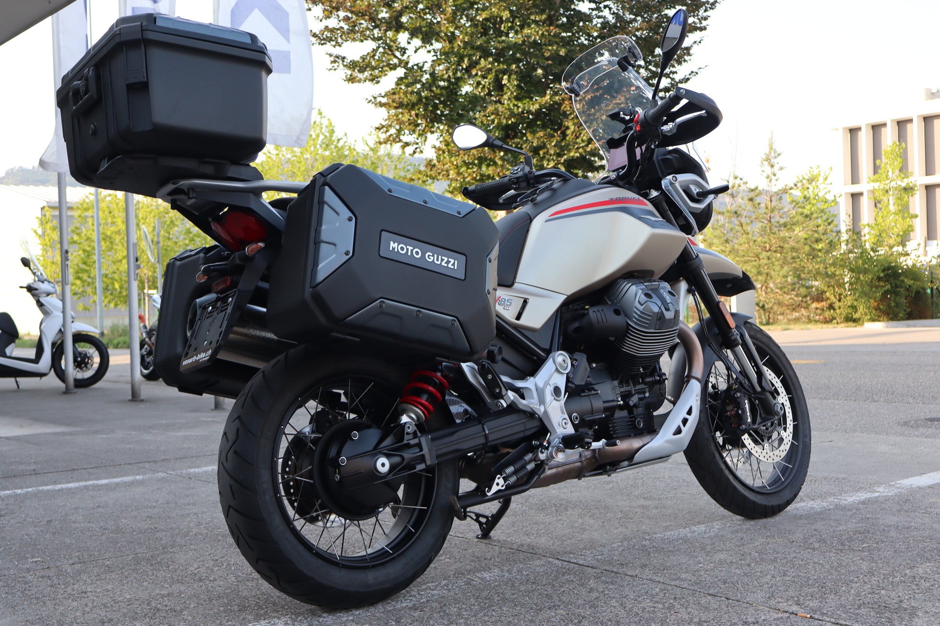 MOTO GUZZI V85 TT Travel E5+-showroom-element-2