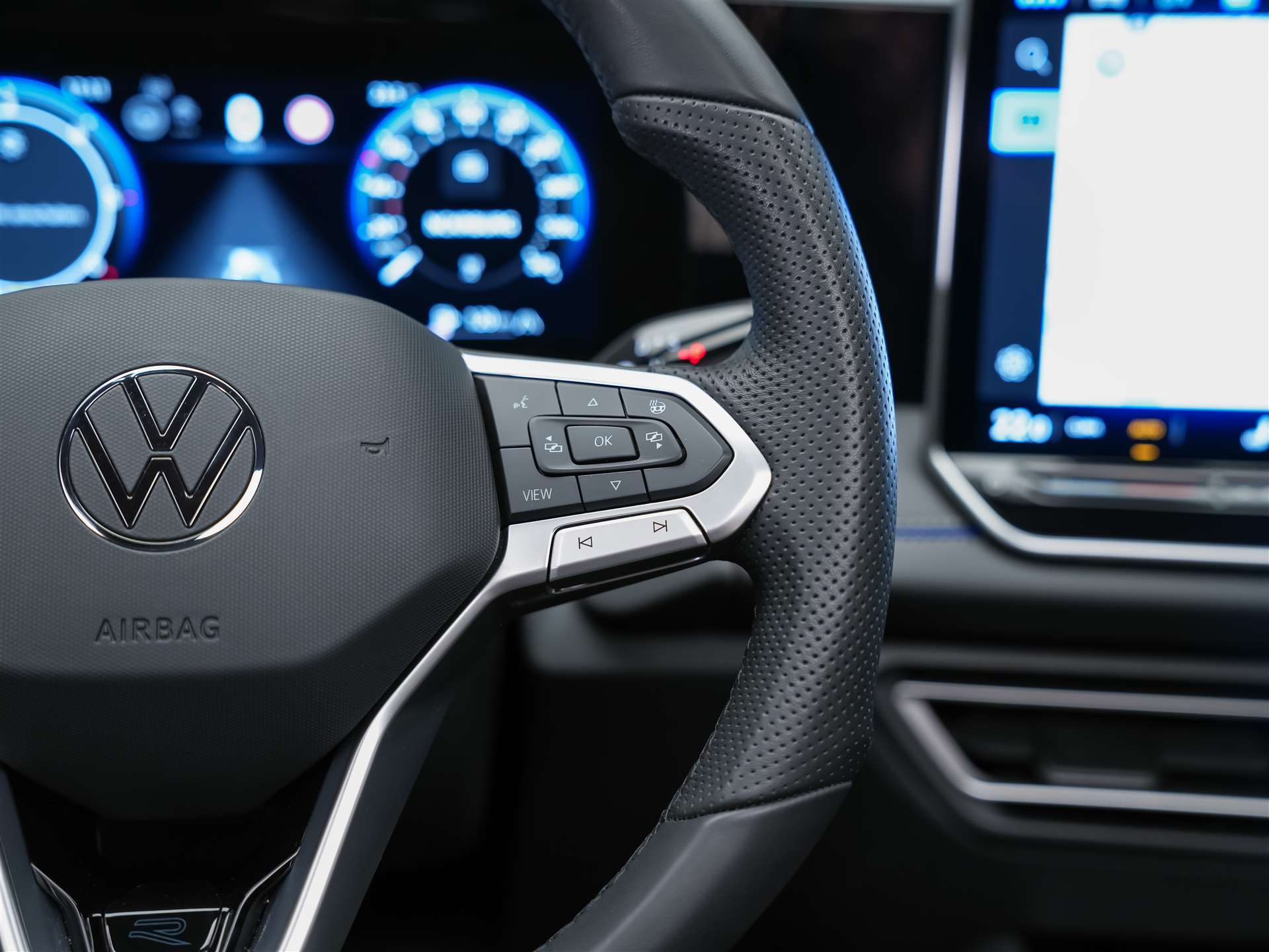 VW Tiguan 2.0 TDI SCR R-Line 4Motion DSG *Panorama*Massage*Lenkradheizung*360° Kamera*-image-29