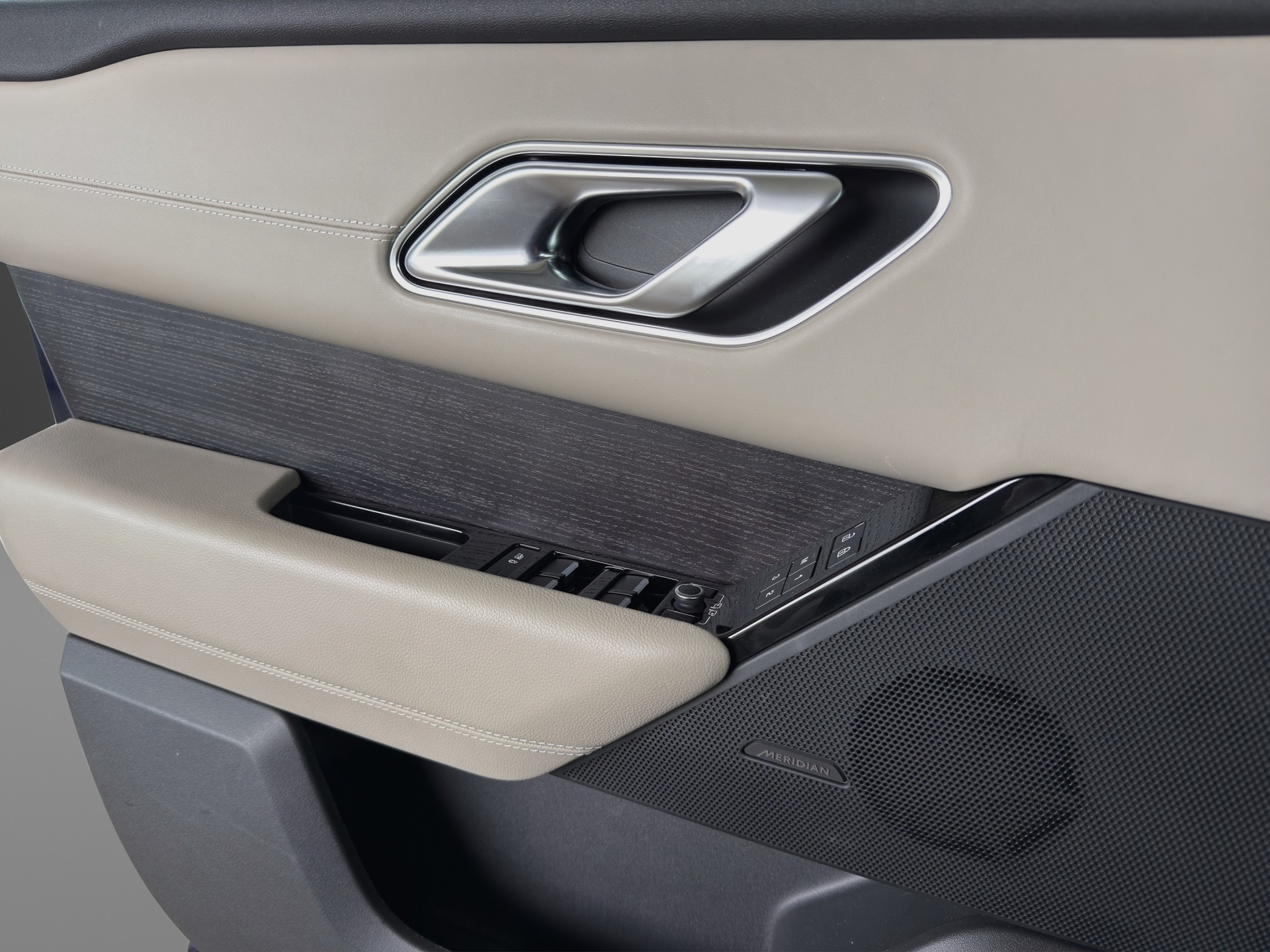 LAND ROVER Range Rover Velar D 300 I6 MHEV S Automatic-image-15