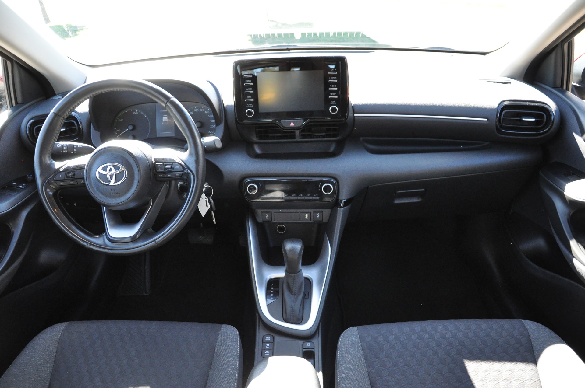 TOYOTA Yaris 1.5 Comfort e-CVT-image-8