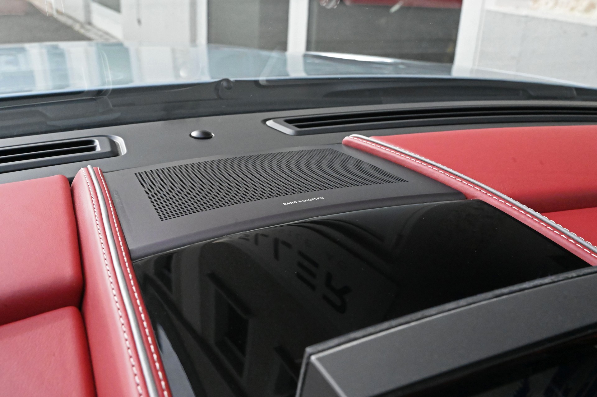 ASTON MARTIN DB9 Volante Touchtronic 2-image-23