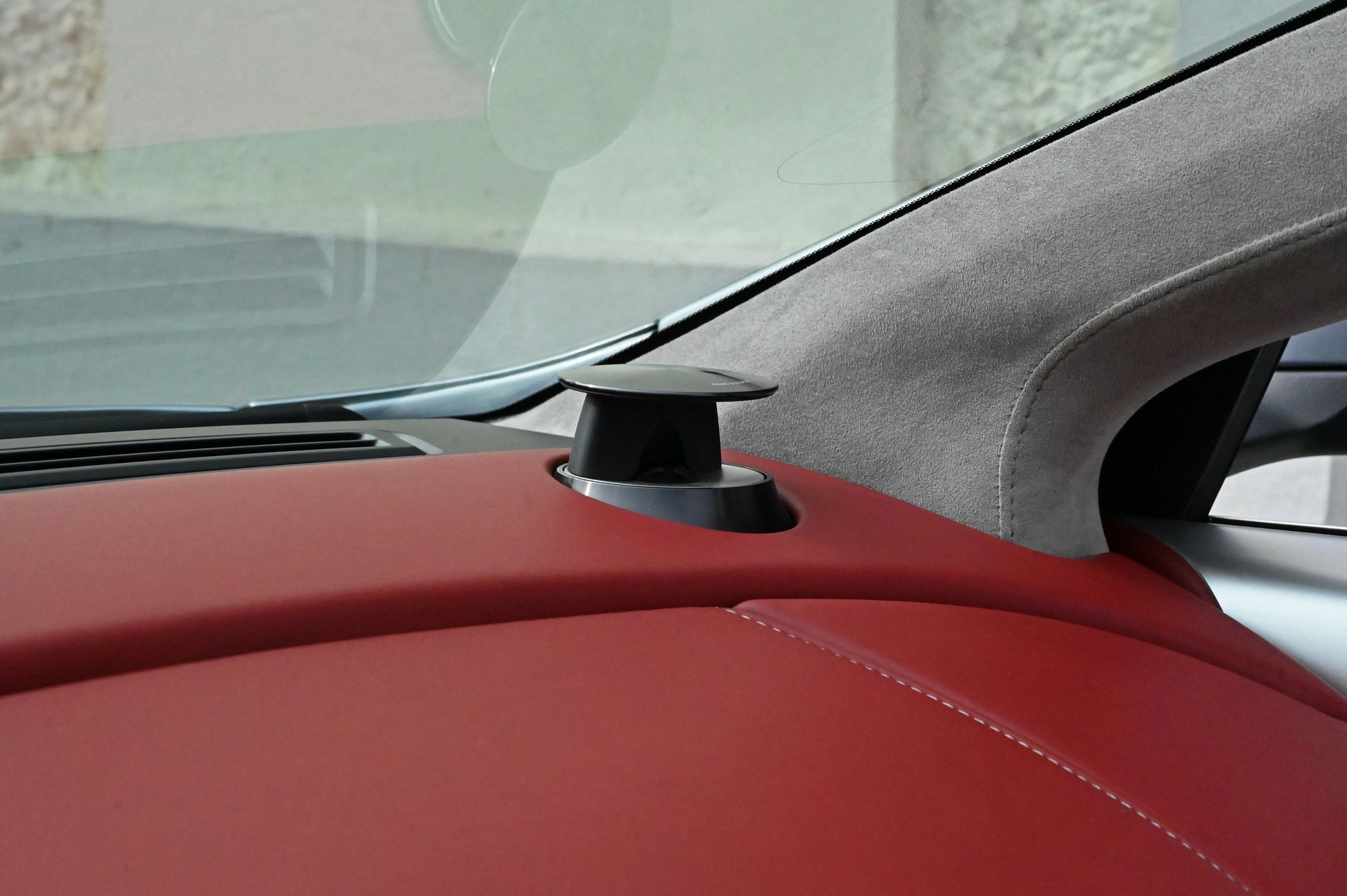 ASTON MARTIN DB9 Volante Touchtronic 2-image-24