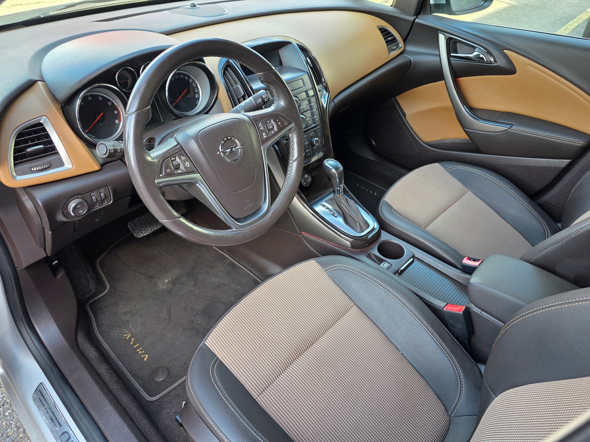 OPEL Astra 1.4i 16V Turbo Cosmo Automatic-image-9