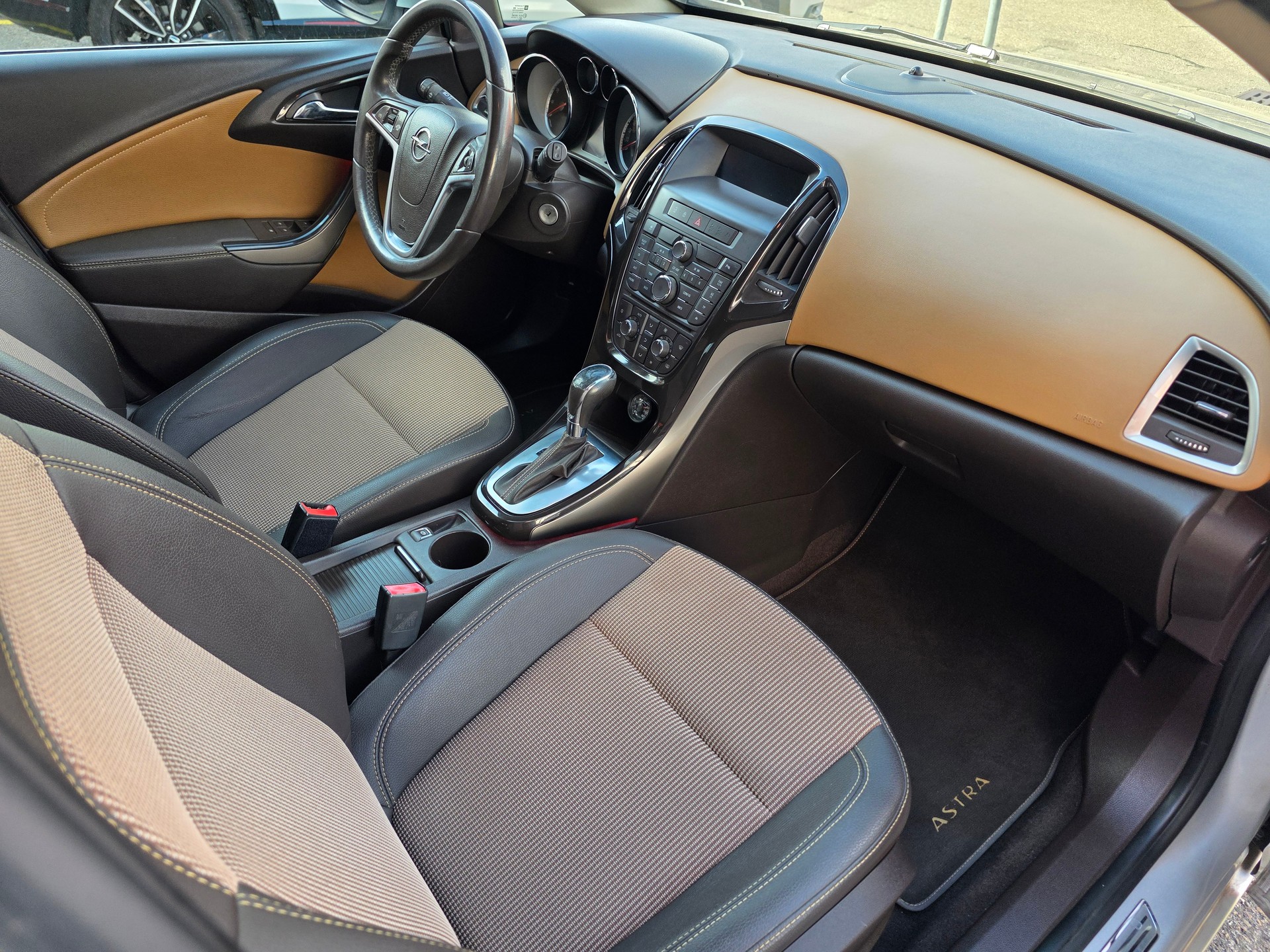OPEL Astra 1.4i 16V Turbo Cosmo Automatic-image-14