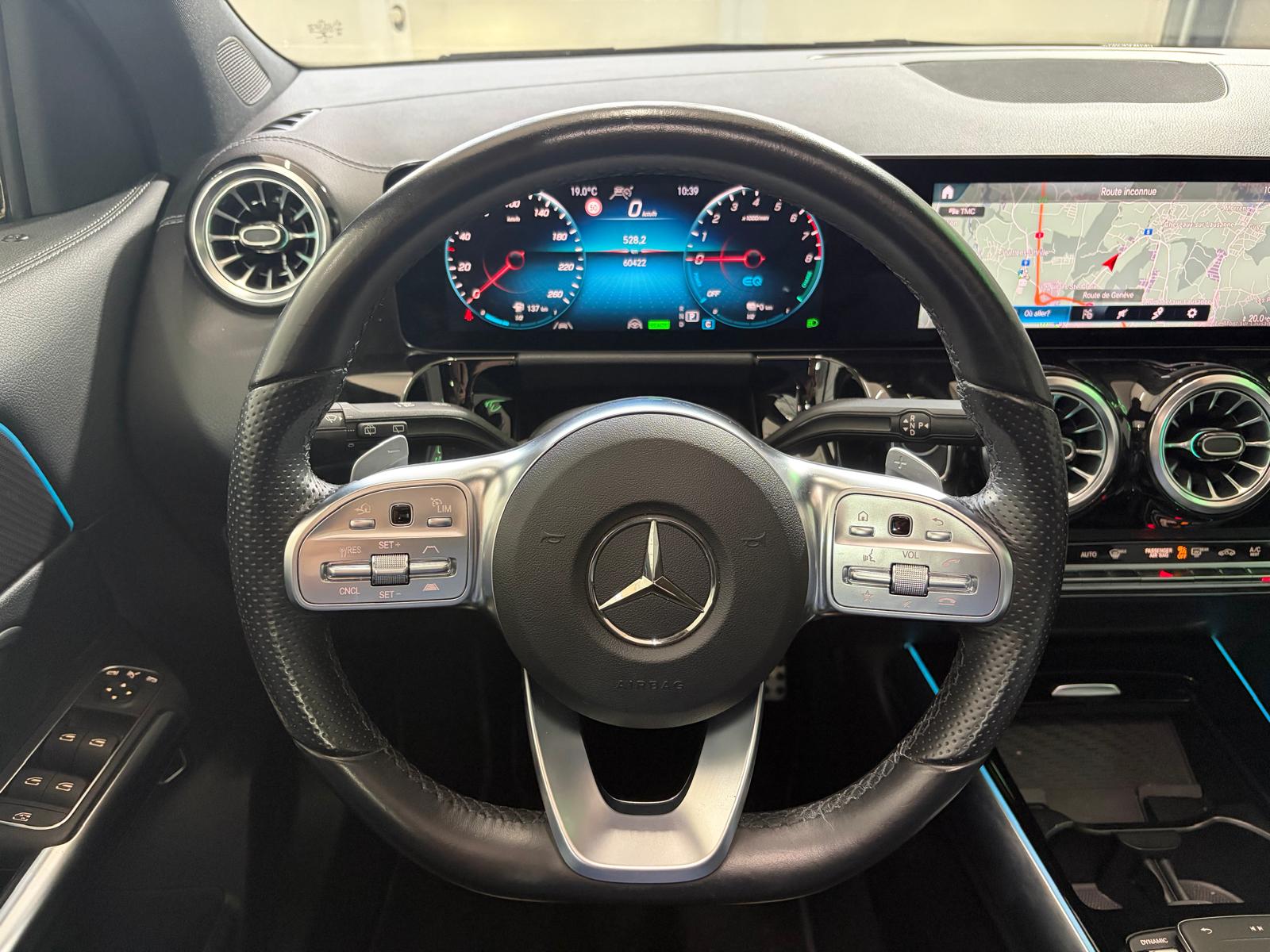 MERCEDES-BENZ GLA 250e AMG Line 8G-DCT - Toit ouvrant-image-17