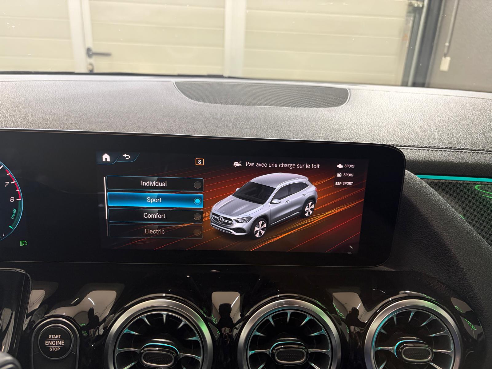 MERCEDES-BENZ GLA 250e AMG Line 8G-DCT - Toit ouvrant-image-24