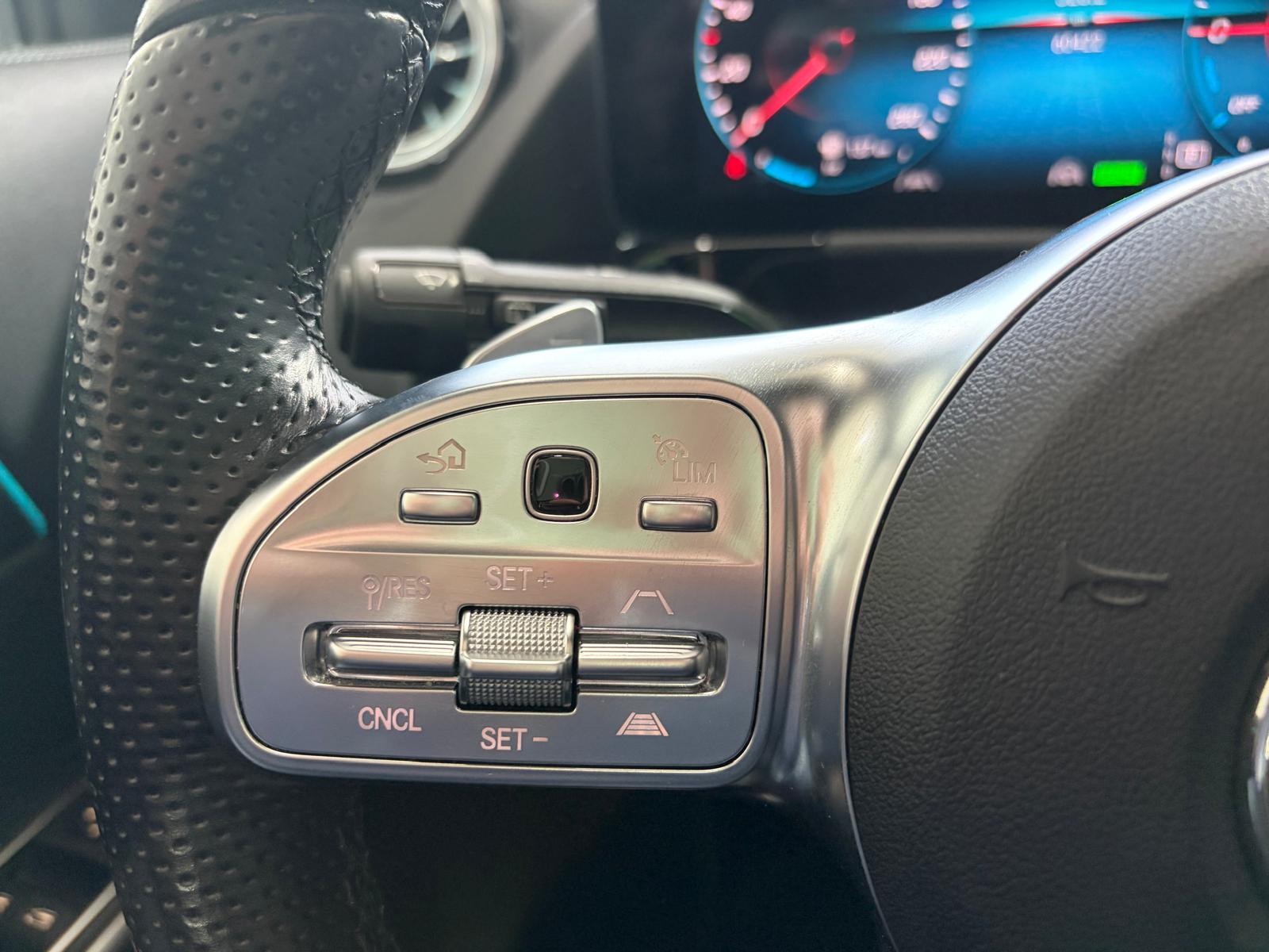 MERCEDES-BENZ GLA 250e AMG Line 8G-DCT - Toit ouvrant-image-19
