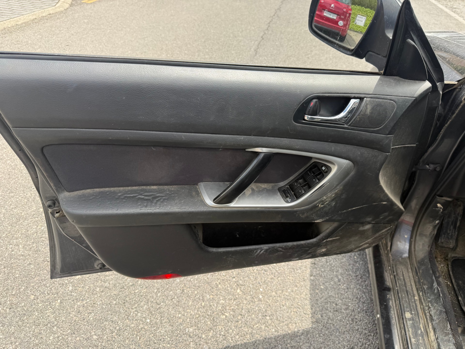 SUBARU Legacy 2.0R AWD Swiss-image-9