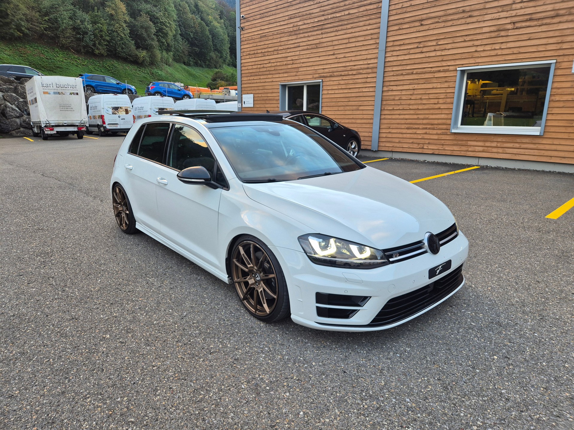 VW Golf 2.0 TSI R 4Motion-image-4