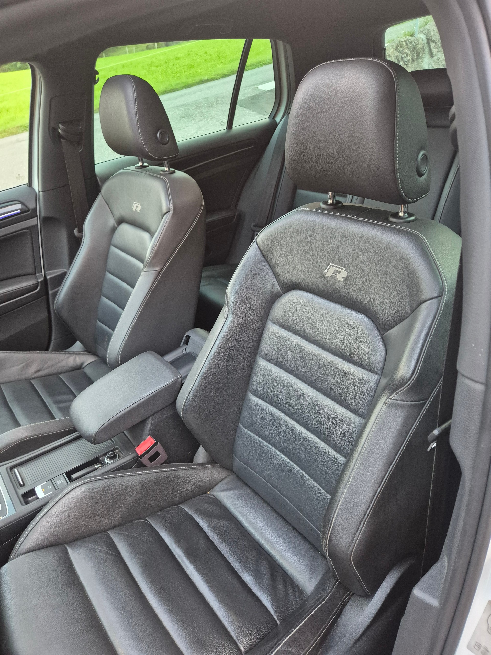 VW Golf 2.0 TSI R 4Motion-image-8