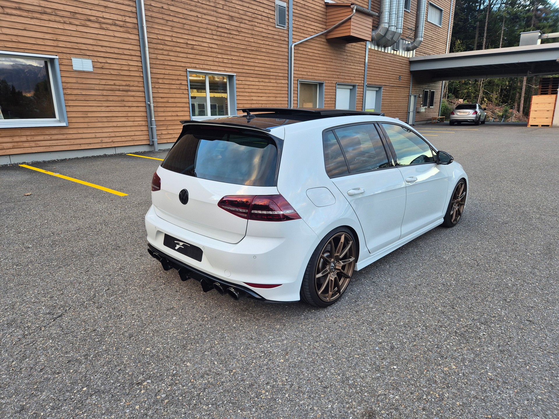 VW Golf 2.0 TSI R 4Motion-image-3