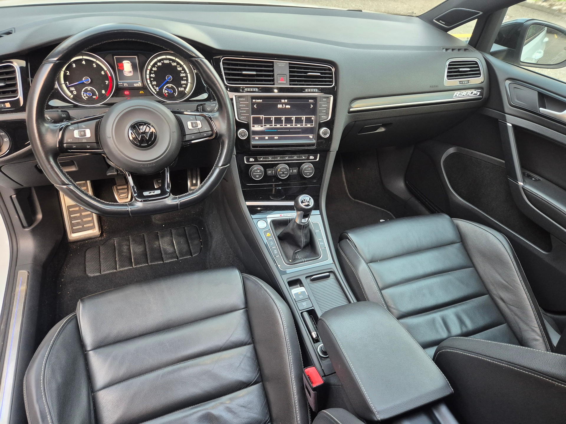 VW Golf 2.0 TSI R 4Motion-image-6