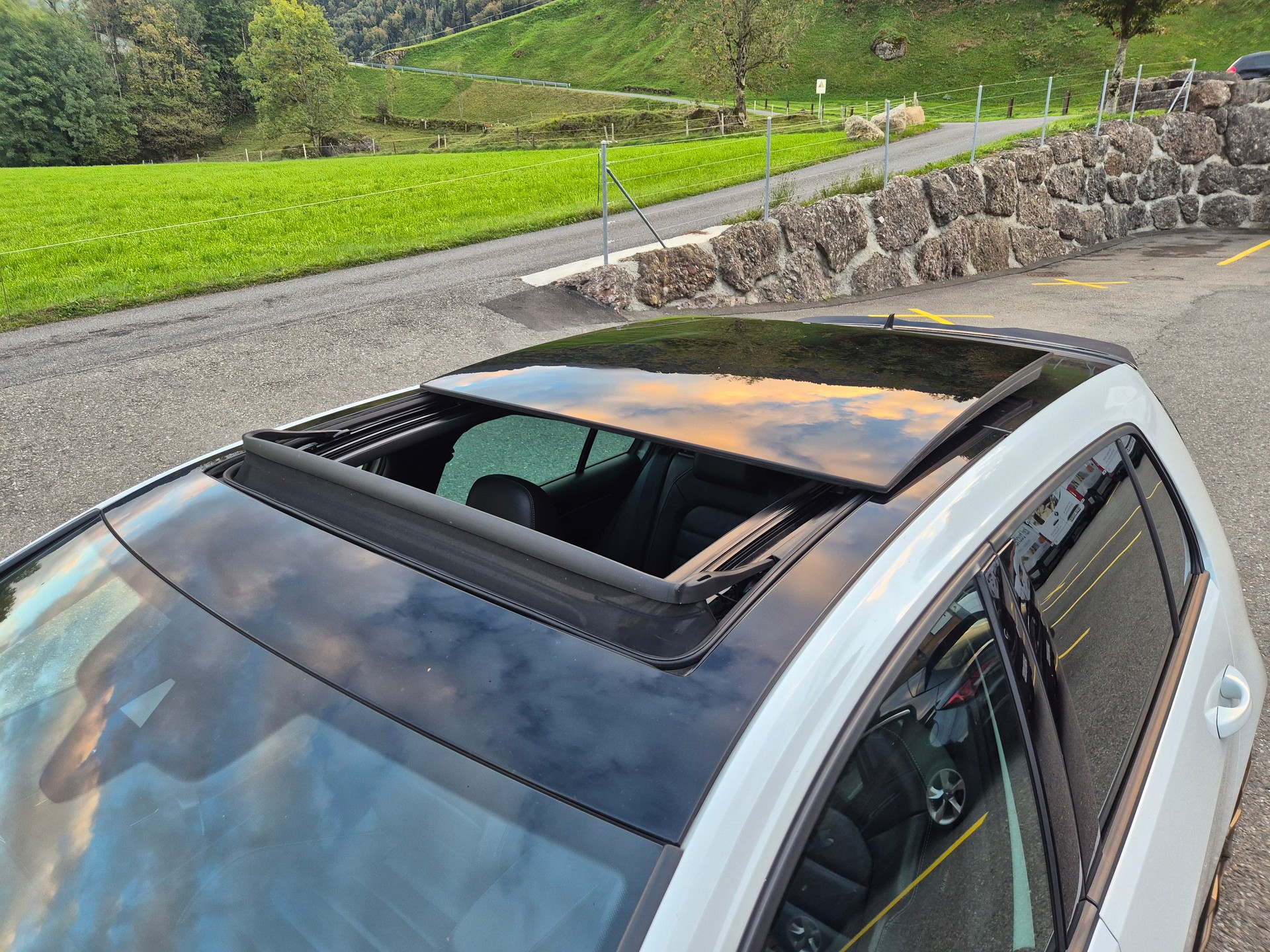 VW Golf 2.0 TSI R 4Motion-image-5