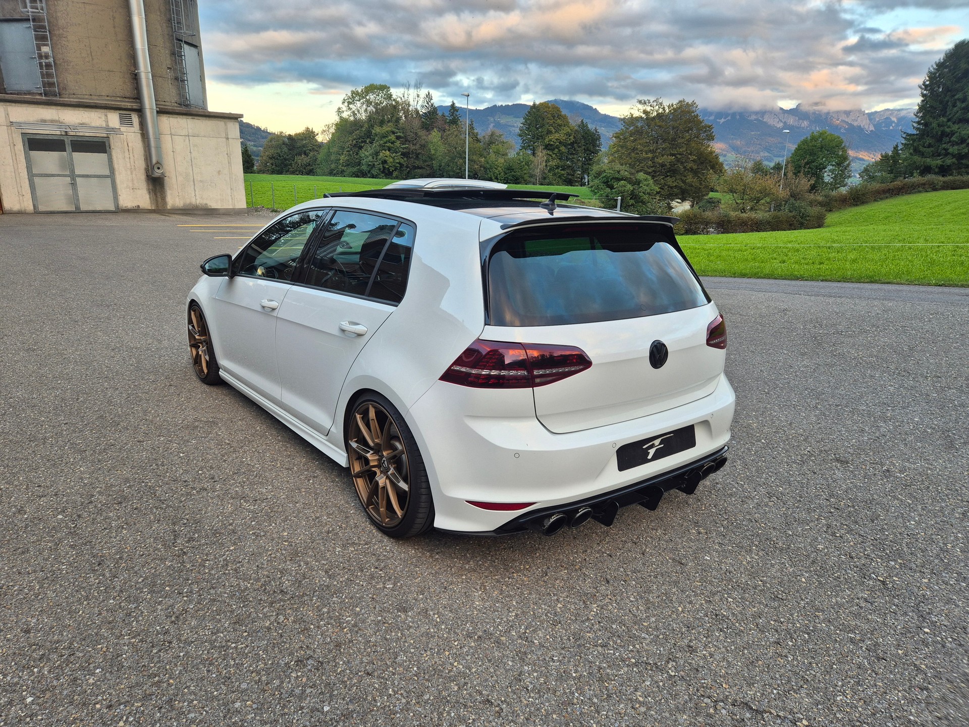 VW Golf 2.0 TSI R 4Motion-image-2