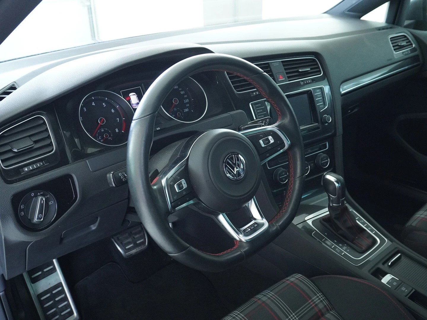 VW Golf 2.0 TSI GTI DSG-showroom-element-2