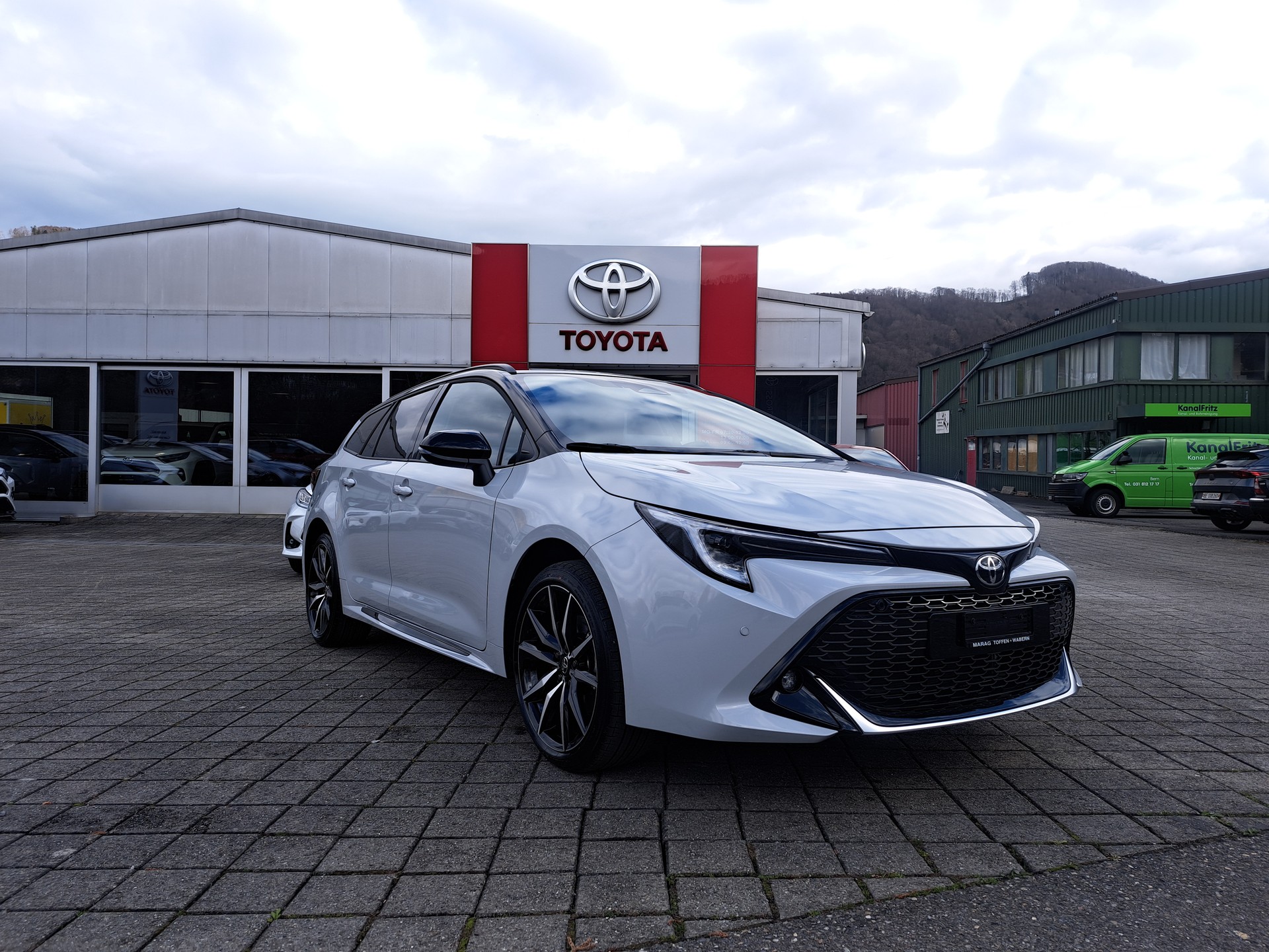 TOYOTA Corolla Touring Sports 2.0 HSD GR Sport e-CVT-image-2