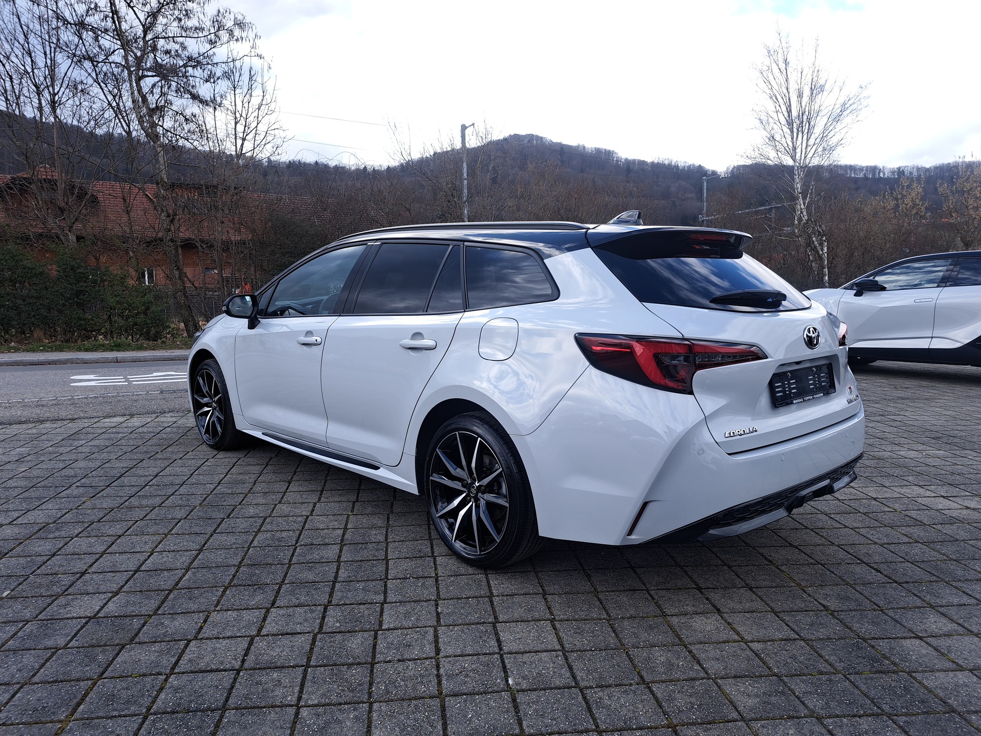 TOYOTA Corolla Touring Sports 2.0 HSD GR Sport e-CVT-image-9