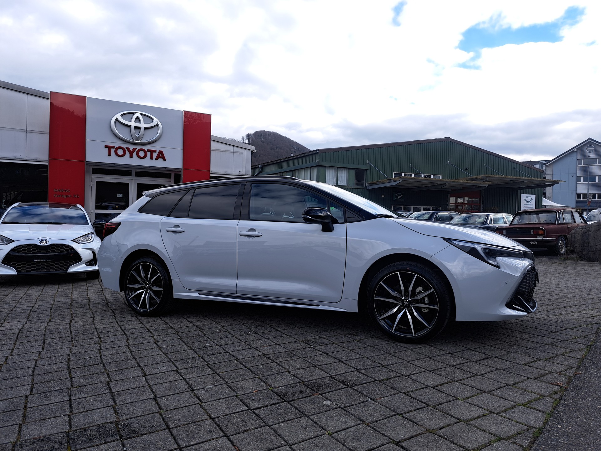 TOYOTA Corolla Touring Sports 2.0 HSD GR Sport e-CVT-image-3