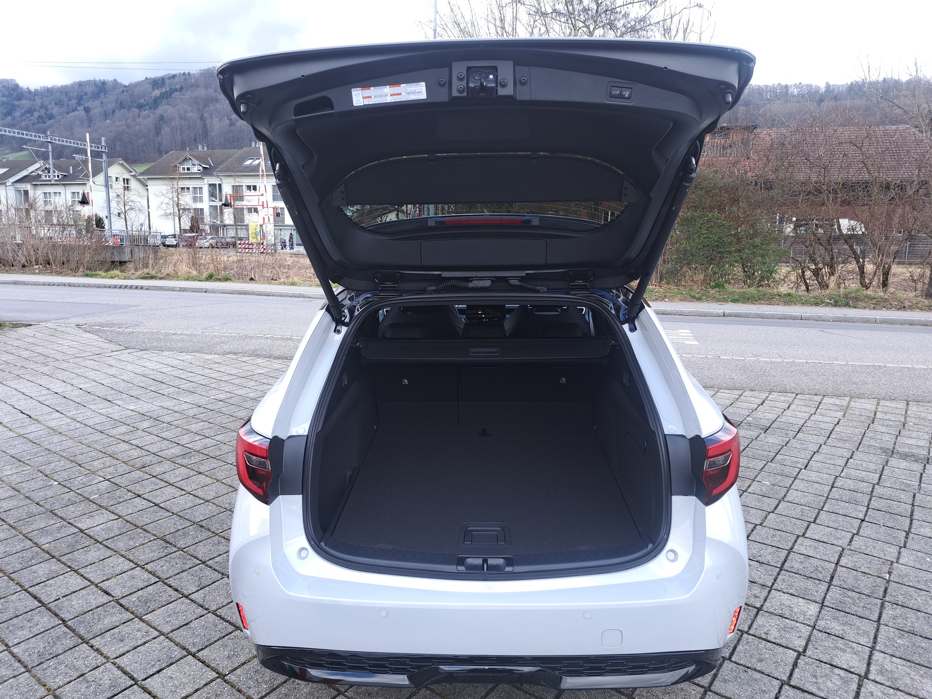 TOYOTA Corolla Touring Sports 2.0 HSD GR Sport e-CVT-image-8