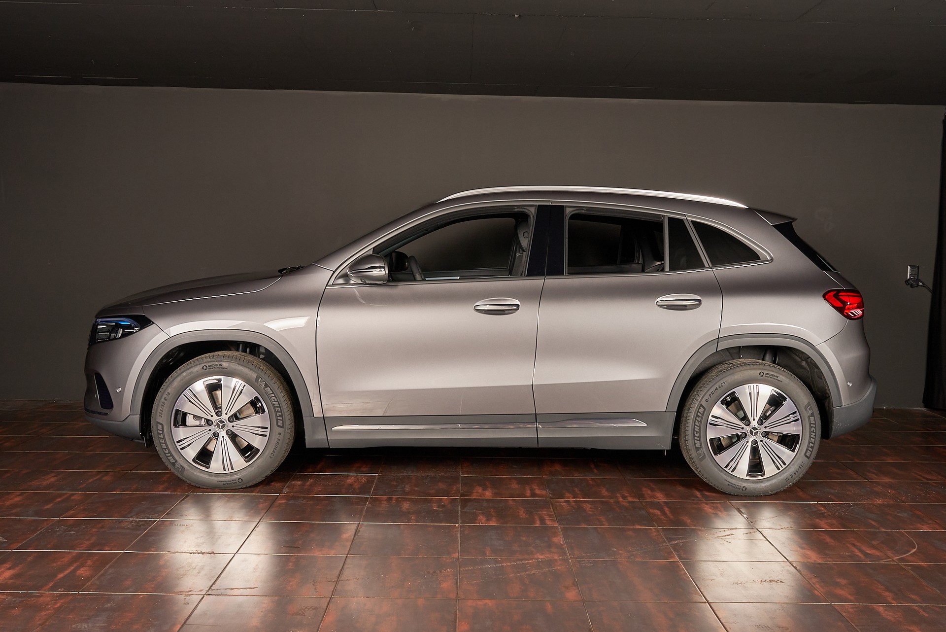 MERCEDES-BENZ EQA 350-image-8