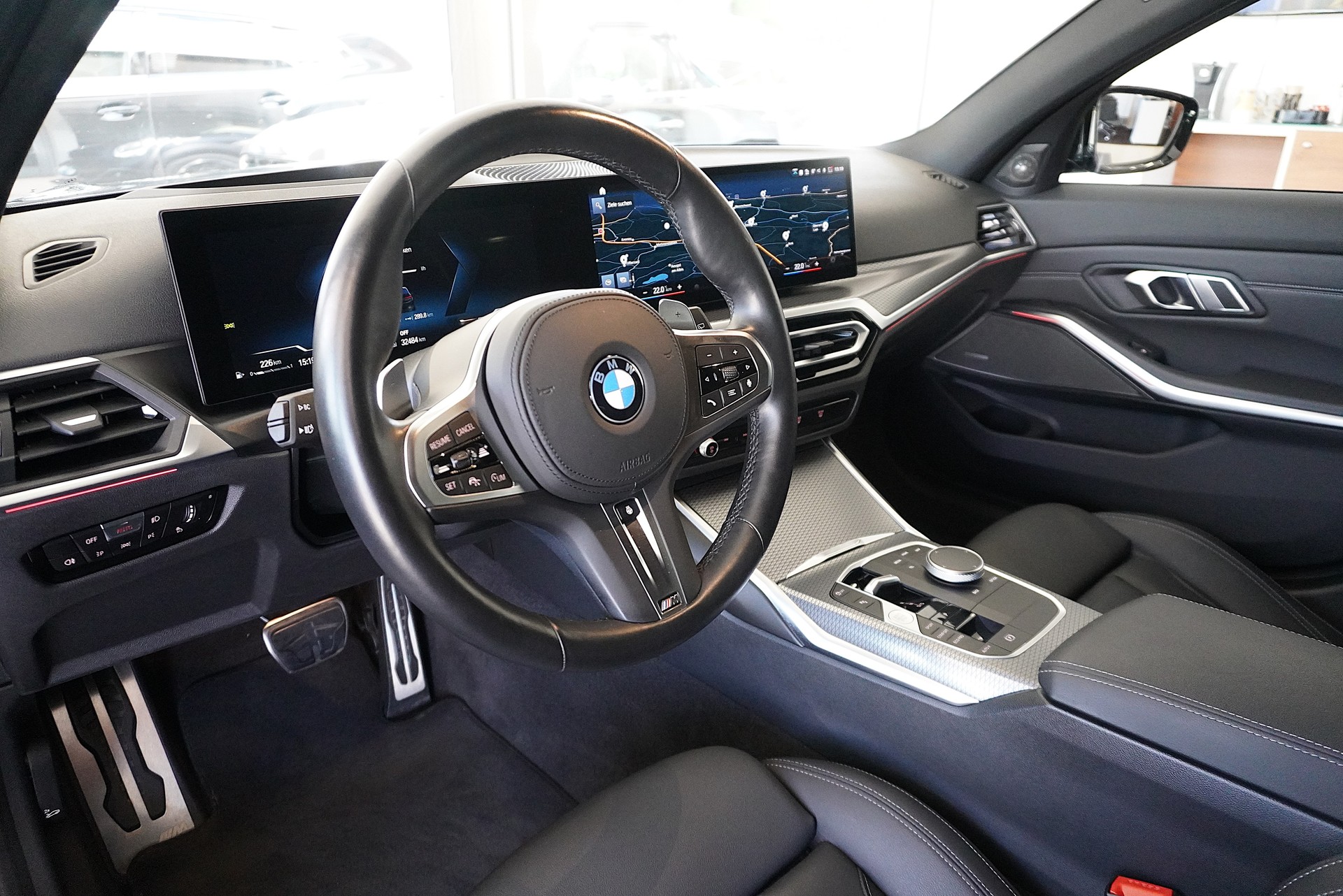 BMW 320d xDrive 48V Touring Steptronic M Sport-image-12