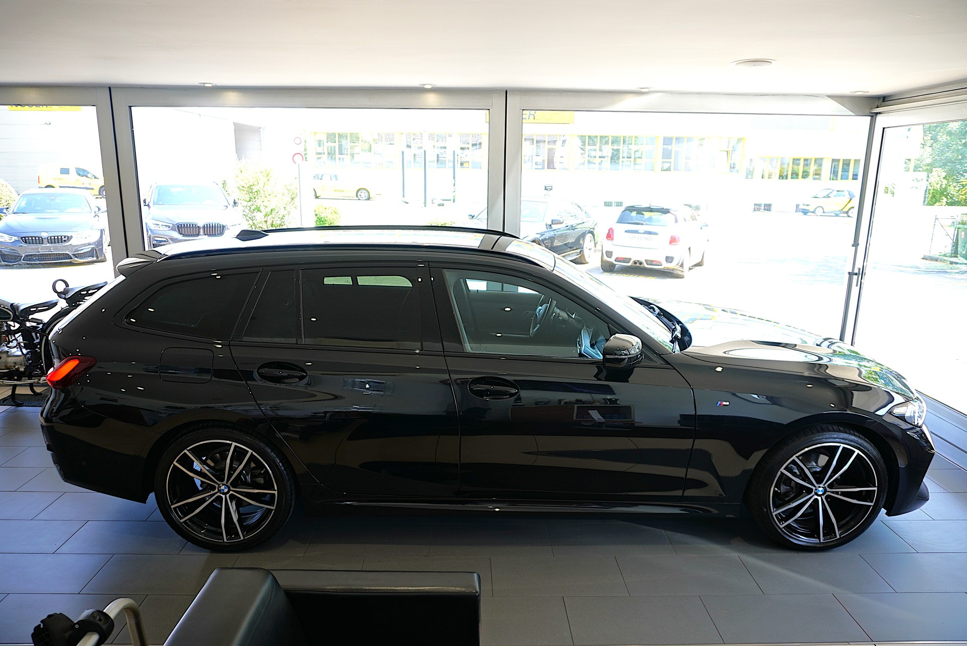 BMW 320d xDrive 48V Touring Steptronic M Sport-showroom-element-3